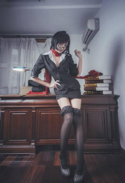 17岁高中女主播拥有逆天大长腿 最爱玩LOL