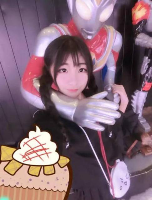 17岁高中女主播拥有逆天大长腿 最爱玩LOL