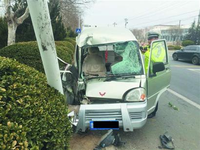 微面撞路灯杆车头凹陷 消防撑开车门救人