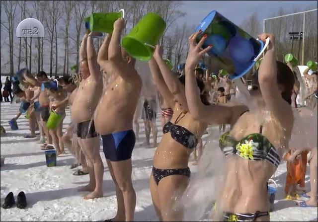 西伯利亚冰桶挑战 怀胎9个月孕妇参加 西伯利亚冰桶挑战 怀胎9个月孕妇参加