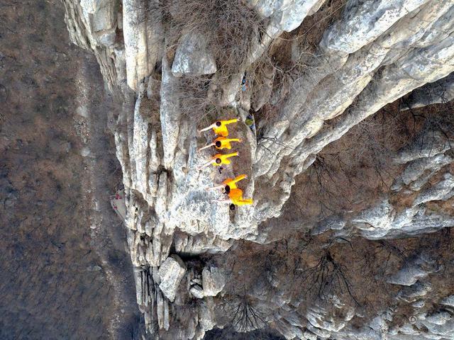 场面太惊险！河南少林武者悬崖绝壁练武