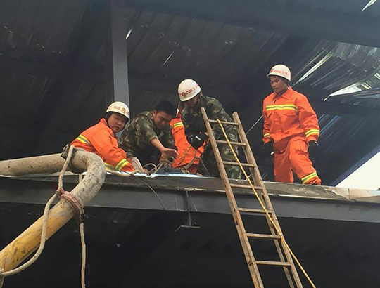 昆明工地垮塌事故已2死30人伤救援仍在紧张进行