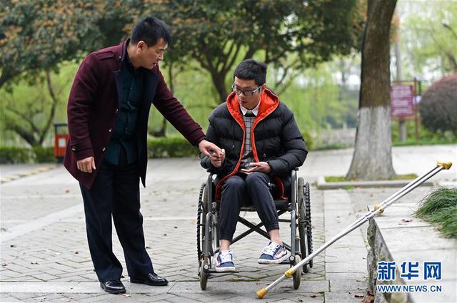 美丽的谎言：父寻替身演逝子 圆老母心愿