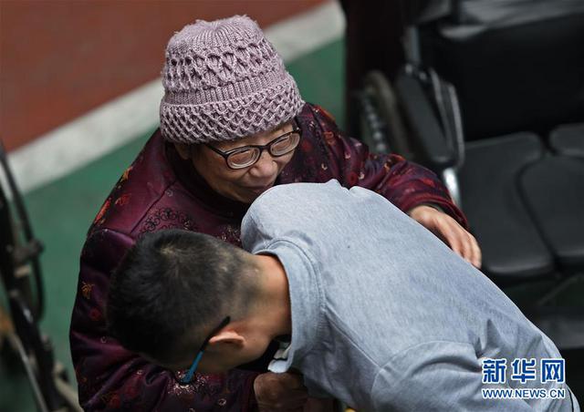 美丽的谎言：父寻替身演逝子 圆老母心愿