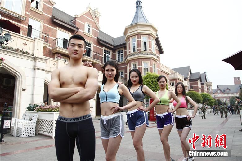 准空姐花式秀A4腰 性感身材尽显线条美