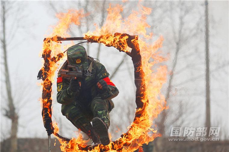 武警魔鬼周：钻火圈扑火障 泥潭中举轮胎