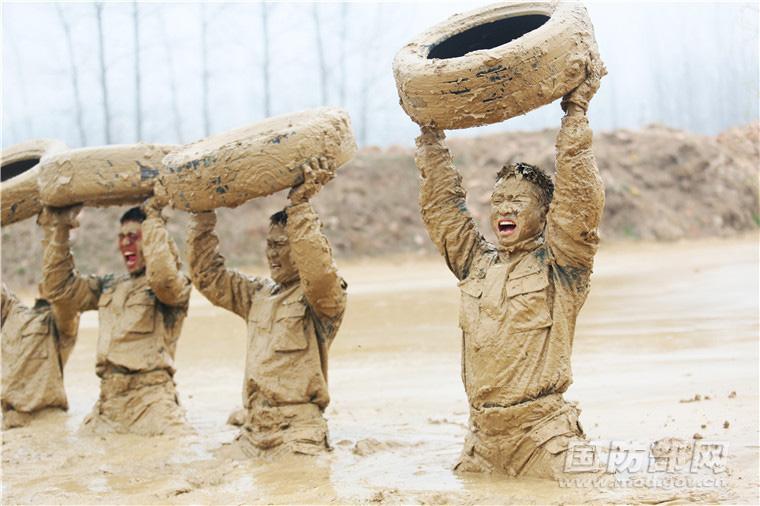 武警魔鬼周：钻火圈扑火障 泥潭中举轮胎