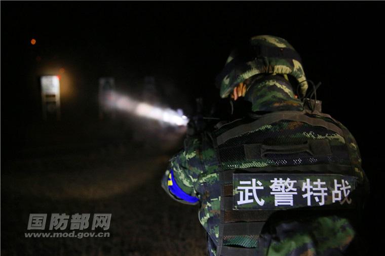 武警魔鬼周：钻火圈扑火障 泥潭中举轮胎