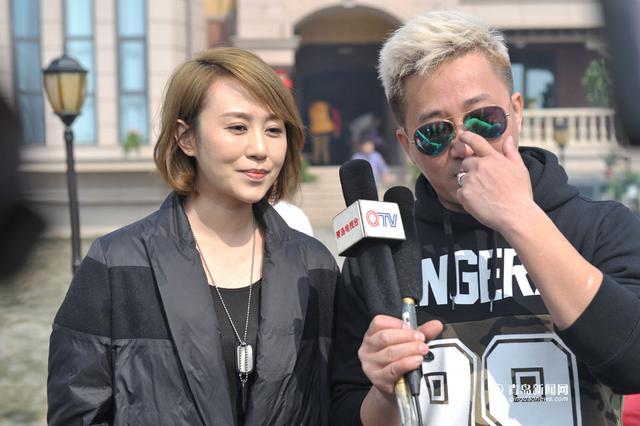 高清：贾乃亮马丽青岛斗笑 黄岛拍《东北往事》