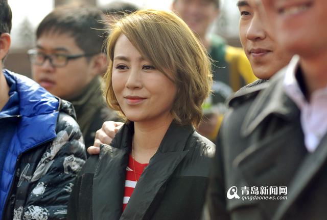 高清：贾乃亮马丽青岛斗笑 黄岛拍《东北往事》