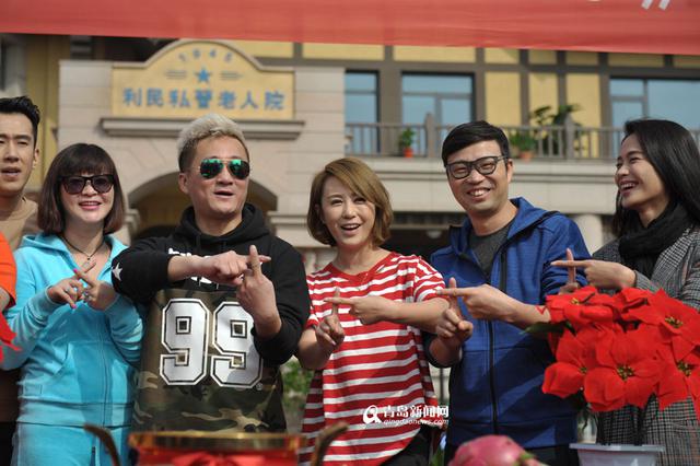 高清：贾乃亮马丽青岛斗笑 黄岛拍《东北往事》