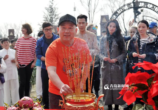 高清：贾乃亮马丽青岛斗笑 黄岛拍《东北往事》