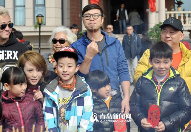 高清：贾乃亮马丽青岛斗笑 黄岛拍《东北往事》