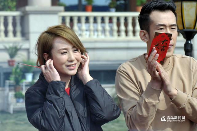 高清：贾乃亮马丽青岛斗笑 黄岛拍《东北往事》