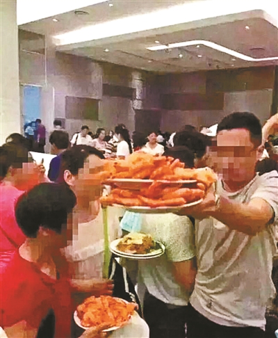 “中国游客泰国抢虾”如何发生的