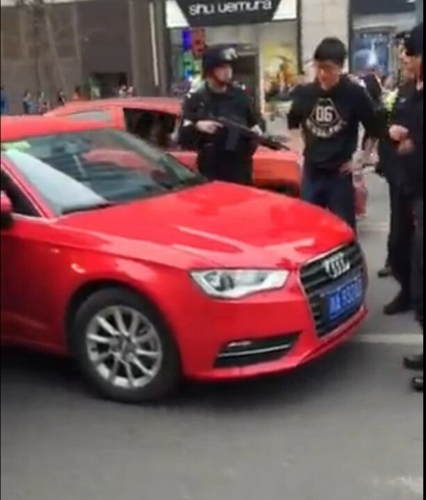 奥迪强行变道撞警车 特警提枪围观