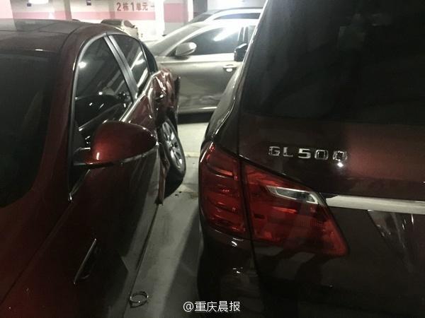 奔驰女司机油门当刹车 车库内疯狂连撞