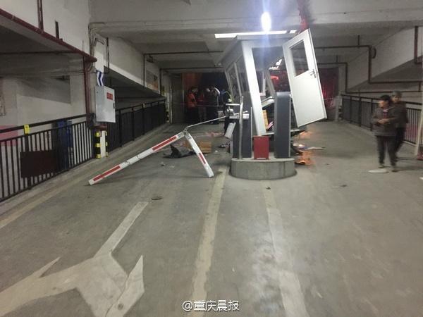 奔驰女司机油门当刹车 车库内疯狂连撞