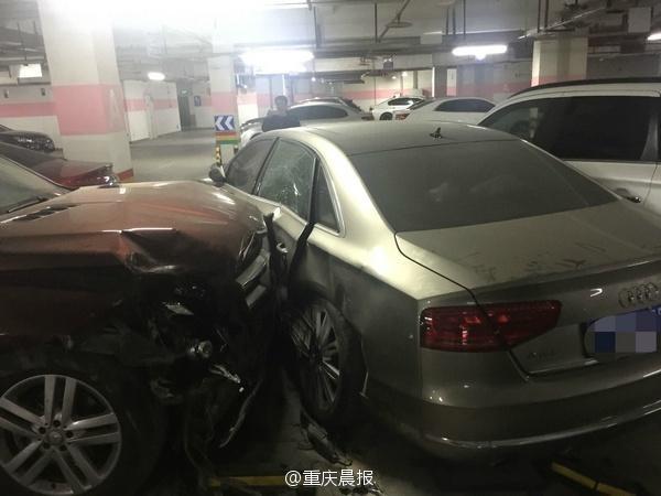 奔驰女司机油门当刹车 车库内疯狂连撞