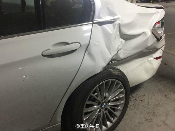 奔驰女司机油门当刹车 车库内疯狂连撞