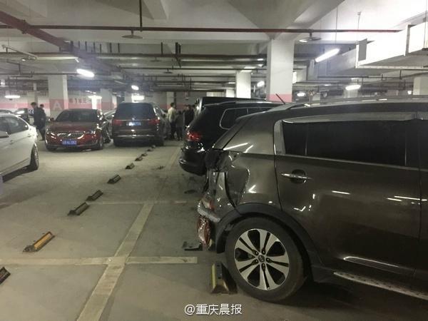 奔驰女司机油门当刹车 车库内疯狂连撞