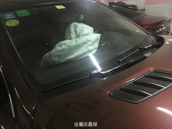 奔驰女司机油门当刹车 车库内疯狂连撞