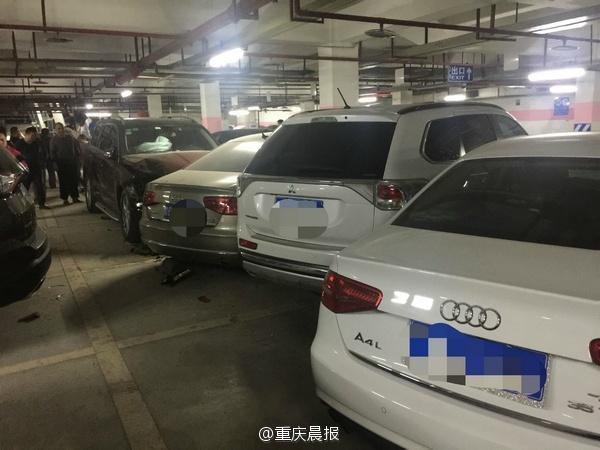 奔驰女司机油门当刹车 车库内疯狂连撞