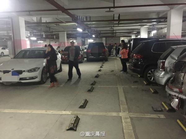 奔驰女司机油门当刹车 车库内疯狂连撞