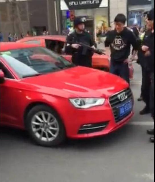 奥迪强行变道撞警车 特警提枪警戒吓坏司机