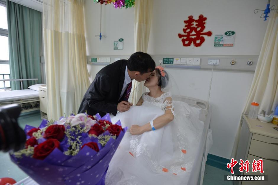 情侣相恋8年 女友患癌晚期男友病房内求婚