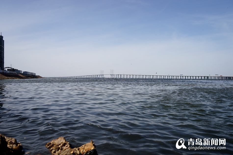 高清:倒春寒带来澄澈天空 海天一色景色如画