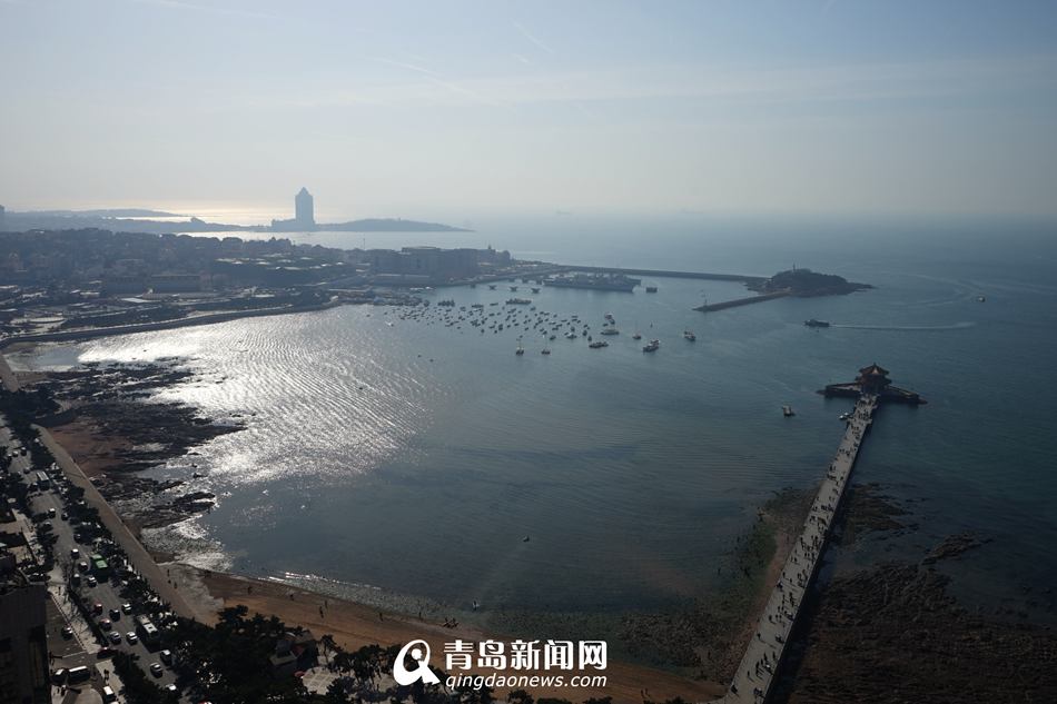 高清:倒春寒带来澄澈天空 海天一色景色如画