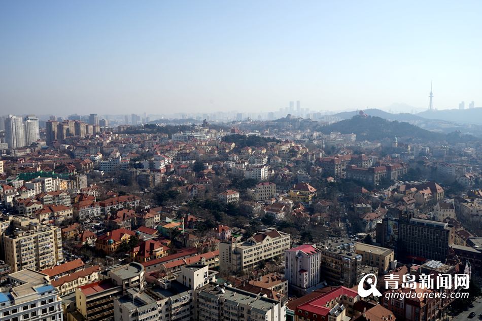 高清:倒春寒带来澄澈天空 海天一色景色如画