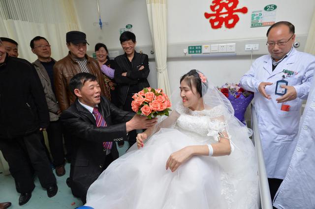 39岁女子患癌症晚期 相守8年男友病房求婚