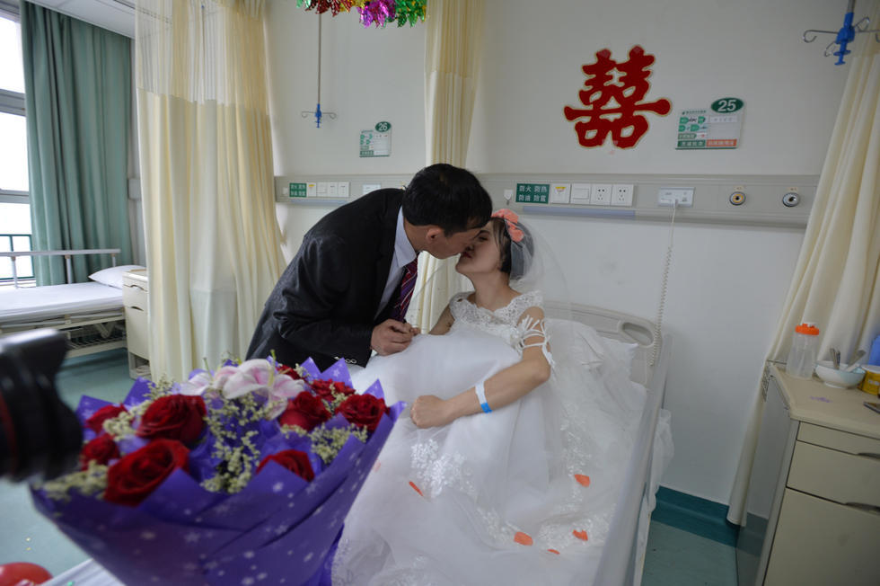 39岁女子患癌症晚期 相守8年男友病房求婚
