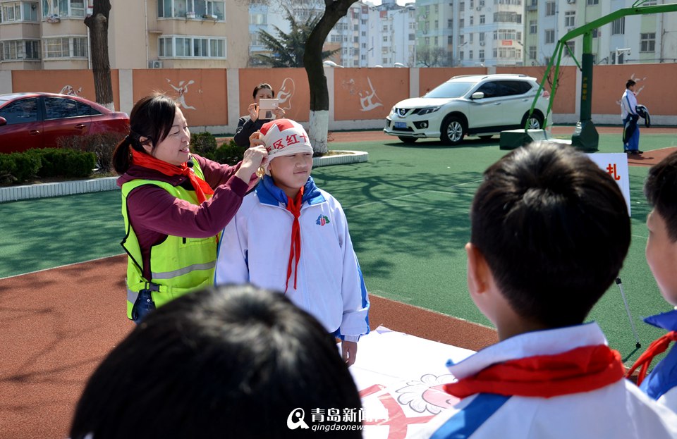 高清：自护培训进校园 学生零距离体验火场自救