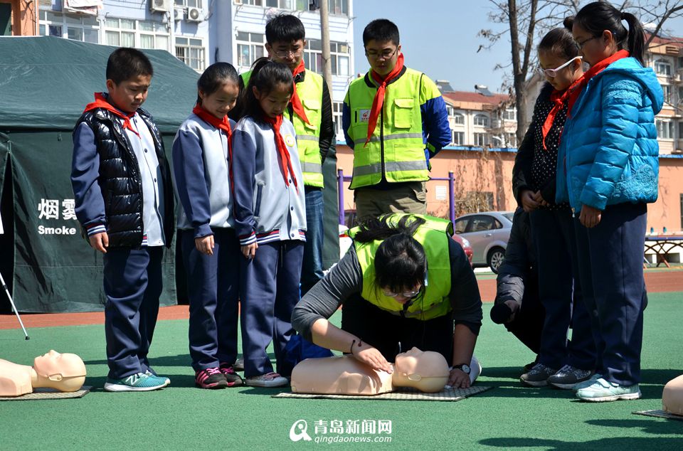 高清：自护培训进校园 学生零距离体验火场自救