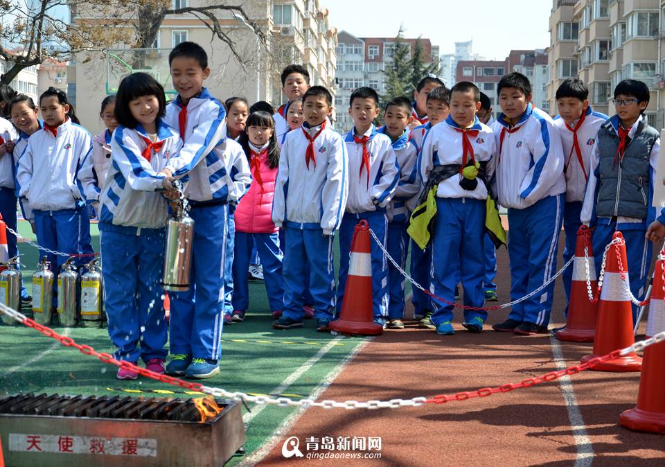 高清：自护培训进校园 学生零距离体验火场自救