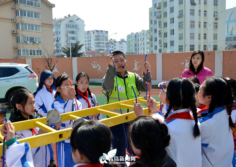 高清：自护培训进校园 学生零距离体验火场自救