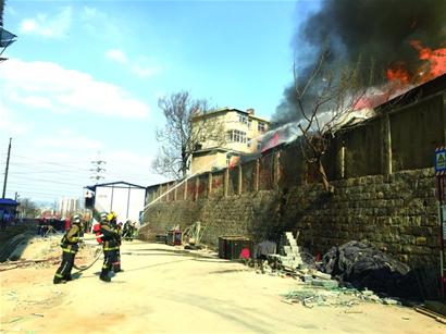 金沙路路口平房突起大火 火场抢出7个氧气瓶