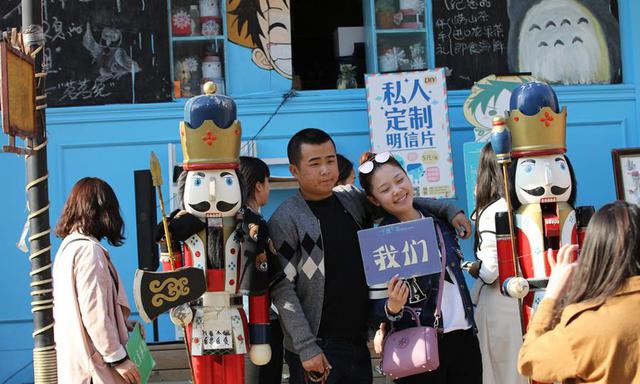 中山路现网络流行语标语牌 年轻人争先合影(图)