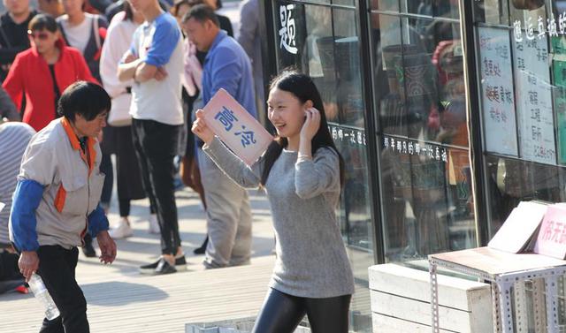 中山路现网络流行语标语牌 年轻人争先合影(图)
