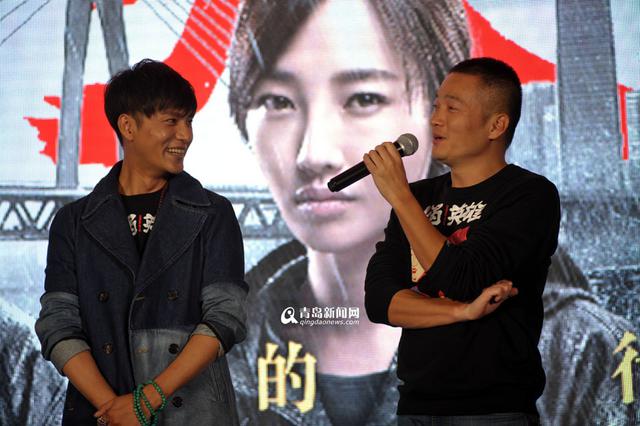 高清:陈坤白百合现身青岛 给影迷摆上'火锅'