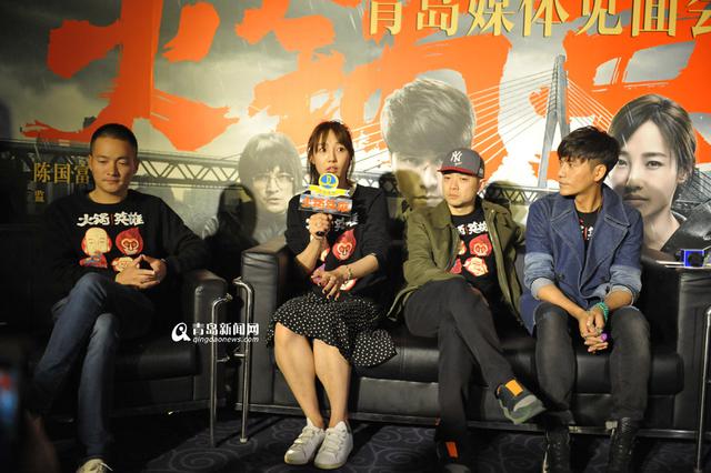 高清:陈坤白百合现身青岛 给影迷摆上'火锅'