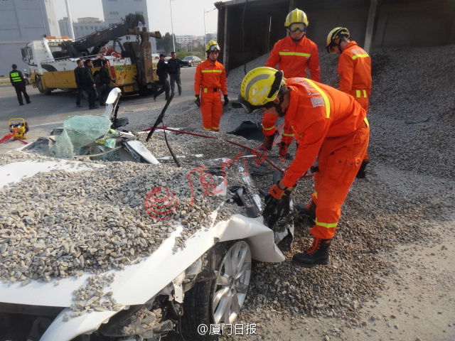 50多吨的石子倾泻而下 车内情侣当场身亡