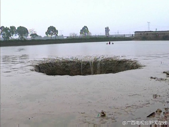 广西鱼塘现大坑 一夜“吃掉”五万多斤鱼