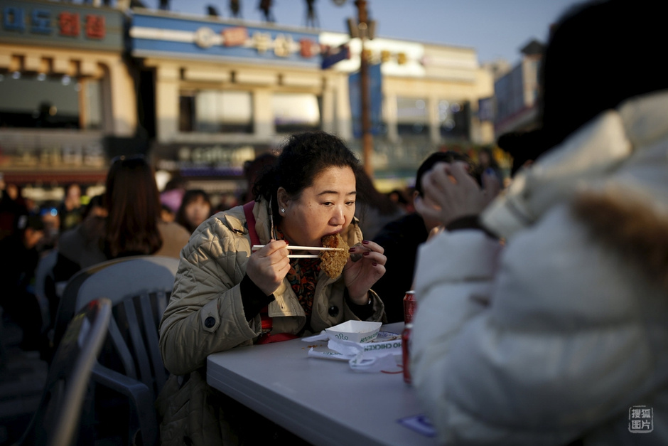 数千中国游客赴韩开史上最大炸鸡啤酒派对