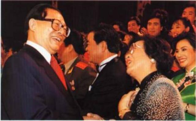 都曾是中央政治局常委，一个是前中共中央总书记，一个是曾主管教育、科技等领域的国务院副总理，退休十余年的江泽民和李岚清，依旧有不少“同框”的画面，“同框”的往事。