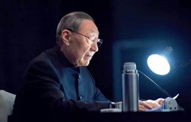 在本书中，江泽民的题词：“改革开放是我国发展史上的重大转折，我们要沿着邓小平同志为中华民族开创的这条道路坚持不懈地奋勇前进。”