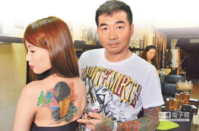 桃园市民“米米”左决定将过世的男友肖像刺青在背部。台湾《中国时报》/赖佑维 摄